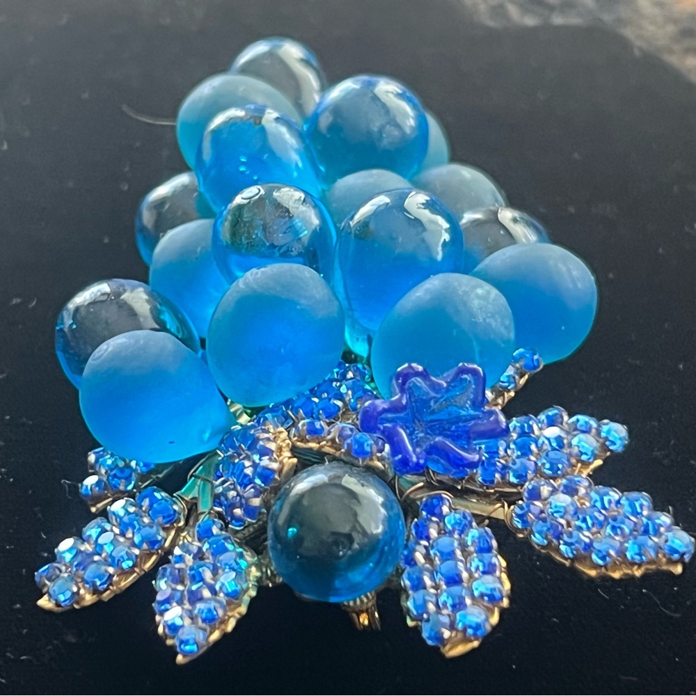 Stanley Hagler Blue Grapes Brooch - Picture 4 of 17